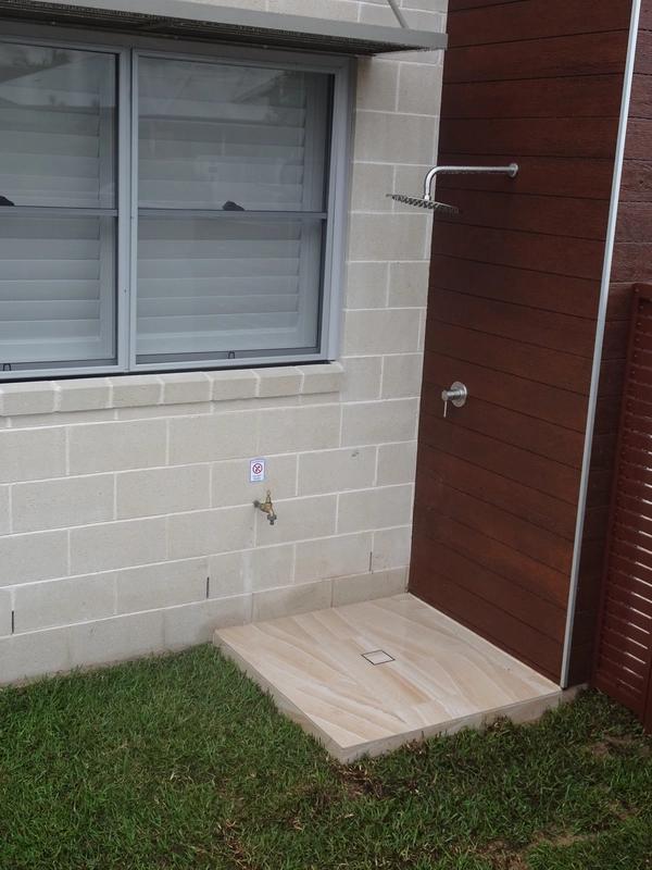 Outdoor shower – Umina Beach townhouse