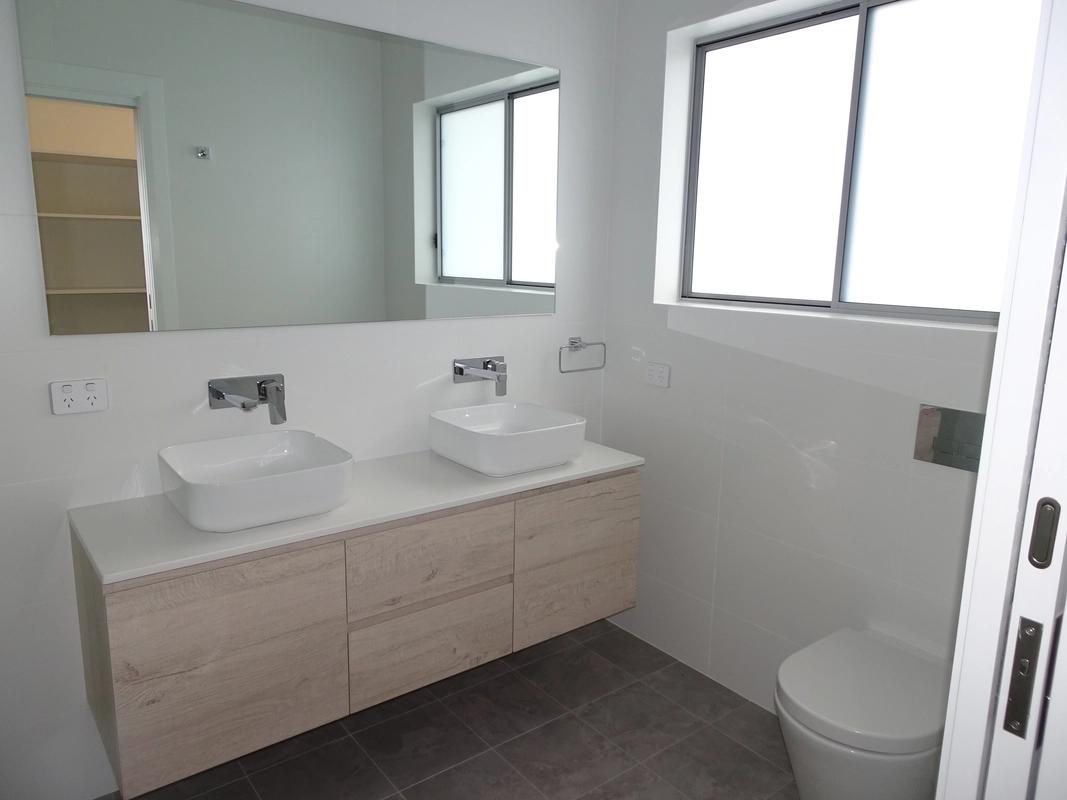 Ensuite – Umina Beach townhouse
